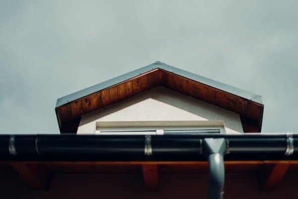 Comparatif des prix : Quel budget prévoir pour le nettoyage de votre toiture par une entreprise spécialisée ?
